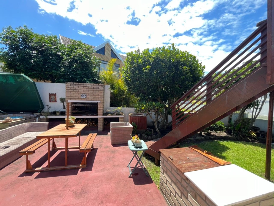 3 Bedroom Property for Sale in Cove Rock Eastern Cape